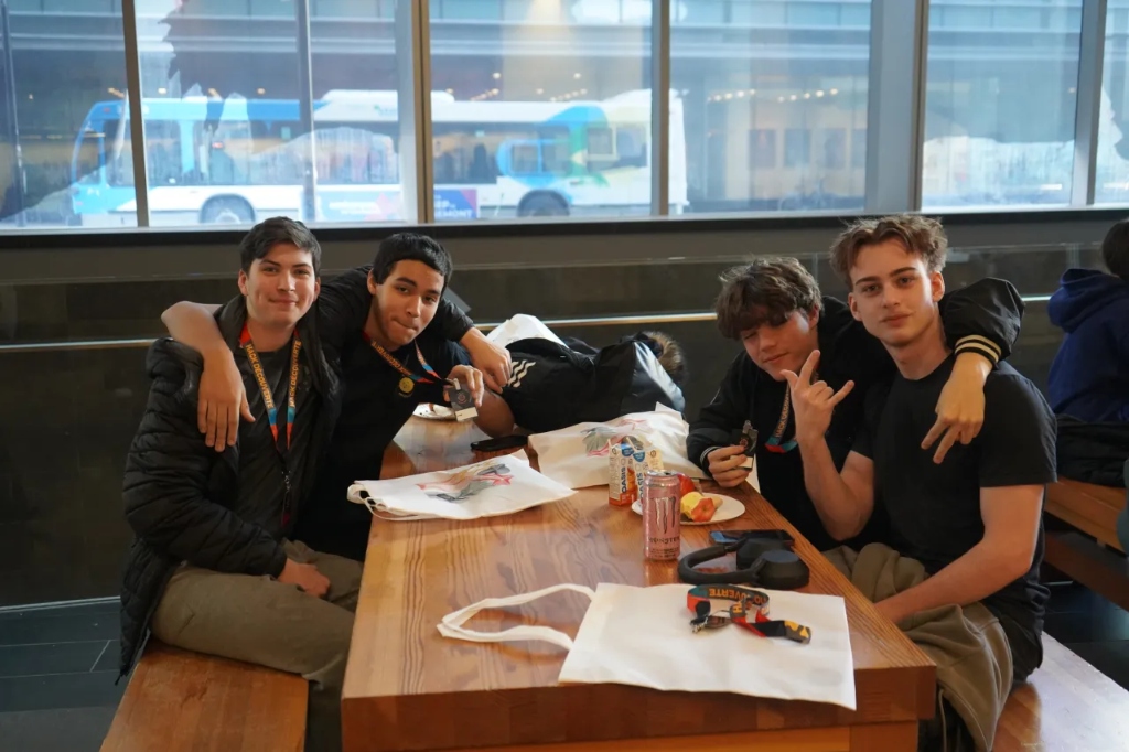 HackDécouverte attendees chilling together and making friends